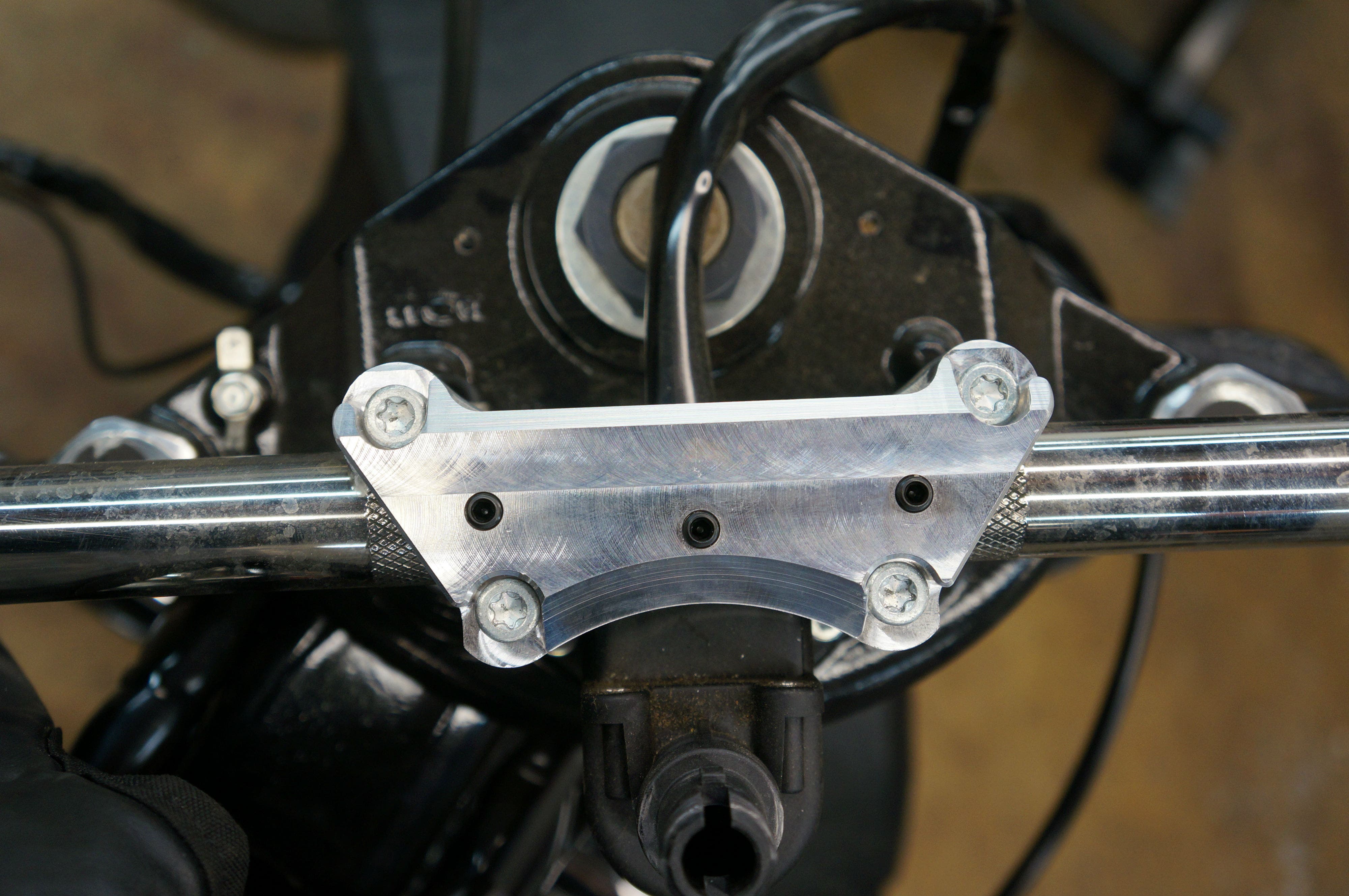 One 1 Piece Super Handlebar Clamp Top Riser Clamp w/ Setscrews Harley FLH/T