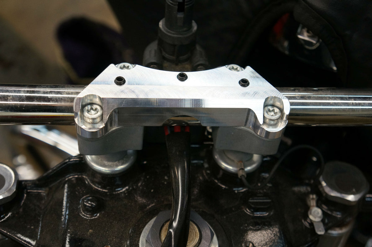 One 1 Piece Super Handlebar Clamp Top Riser Clamp w/ Setscrews Harley FLH/T