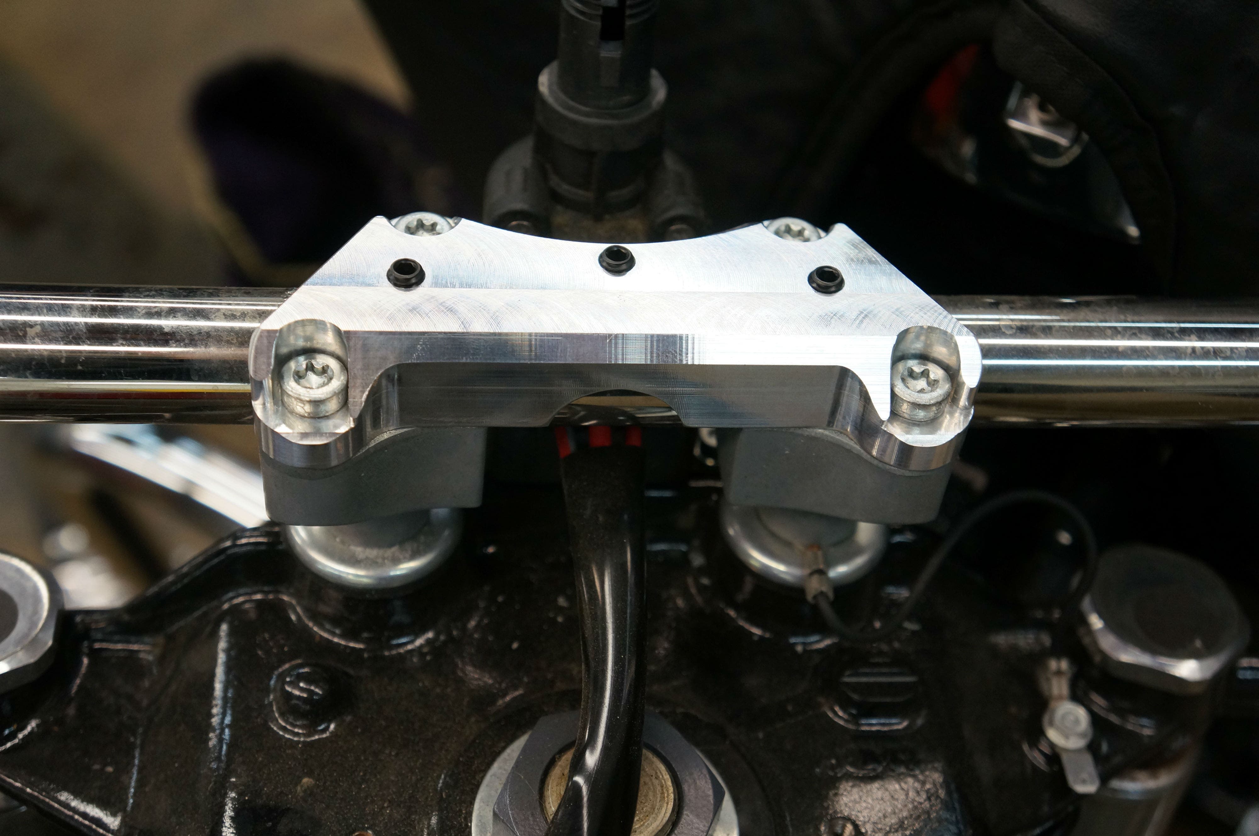 One 1 Piece Super Handlebar Clamp Top Riser Clamp w/ Setscrews Harley FLH/T
